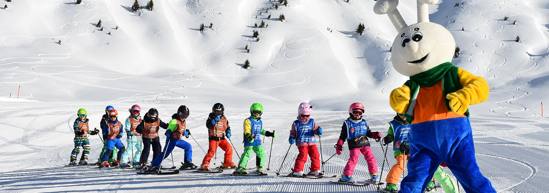Kinderskikurs und Maskottchen Snowli der Skischule Klosters 