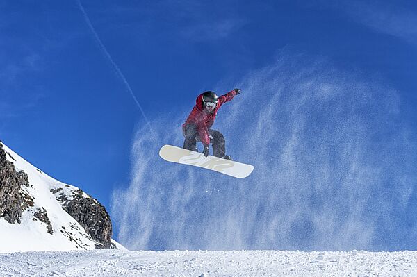 Snowboard Sprung im Skigebiet Klosters / Davos 