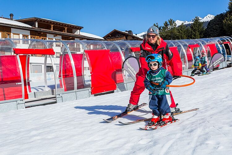 Snowboard Anfänger mit Skilehrerin in Klosters 