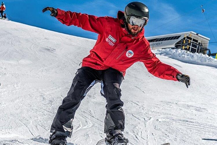 Snowboarder lernt Jumps
