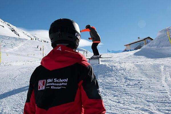 Skilehrer von hinten - Skischule Klosters