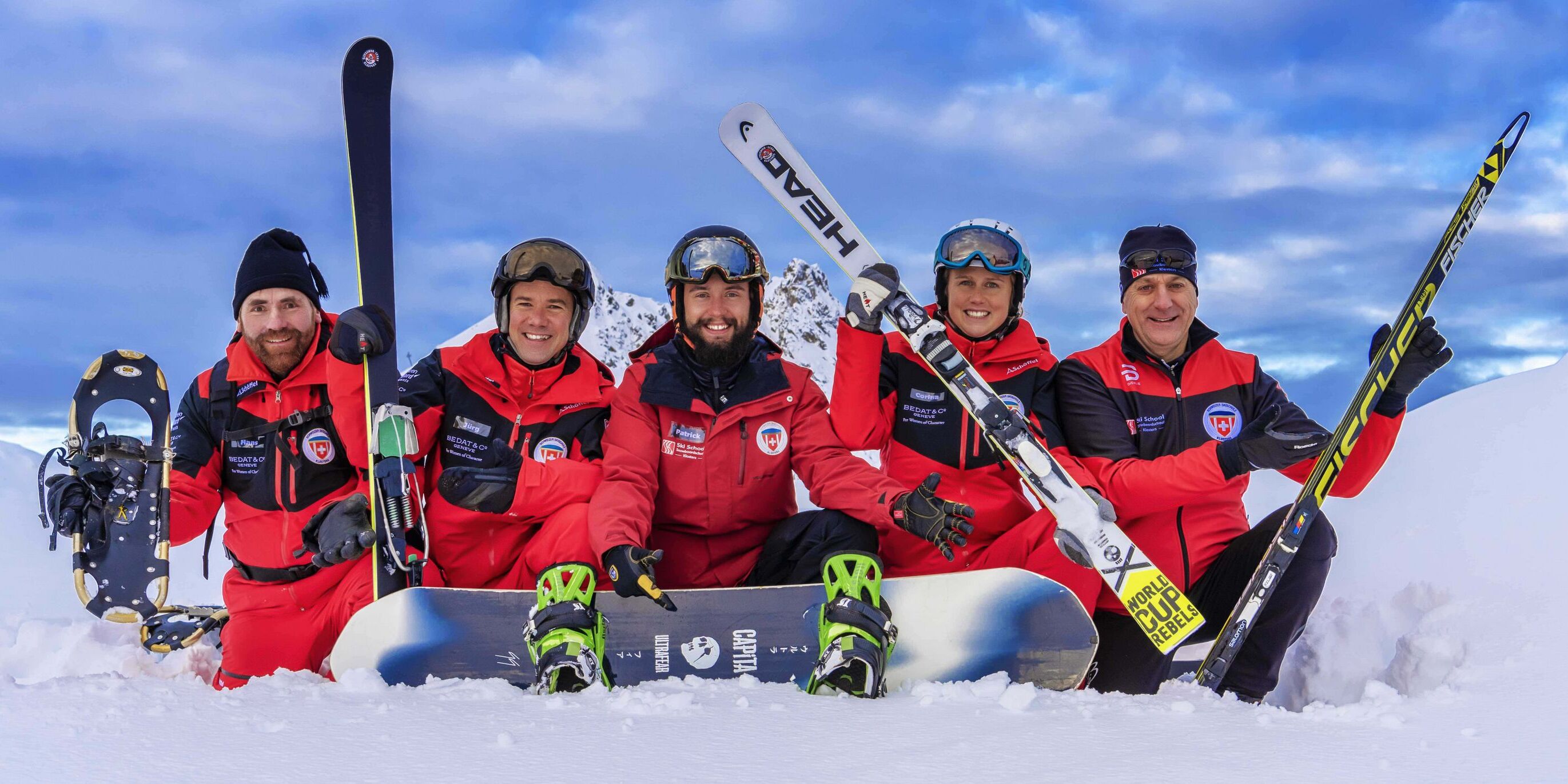 Team der Skischule Klosters posiert im Skigebiet 
