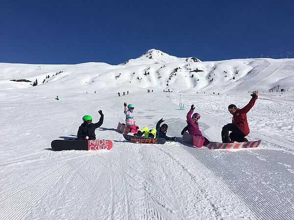 Snowboard group course, snowboarders wave