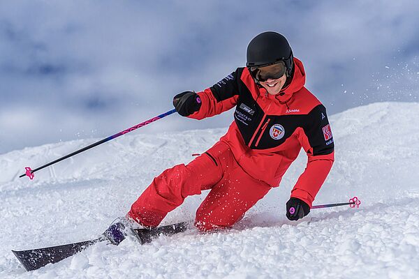 Skilehrer der Skischule Klosters fährt Telemark Ski 