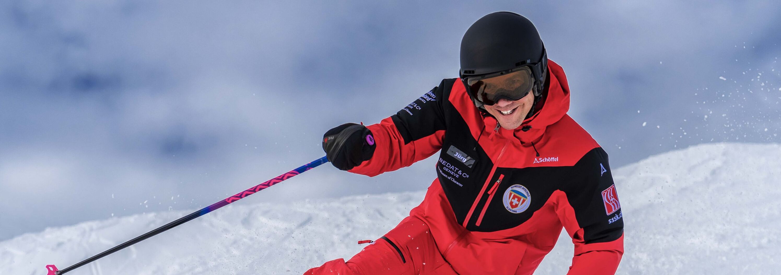 Skilehrer der Skischule Klosters fährt Telemark Ski 